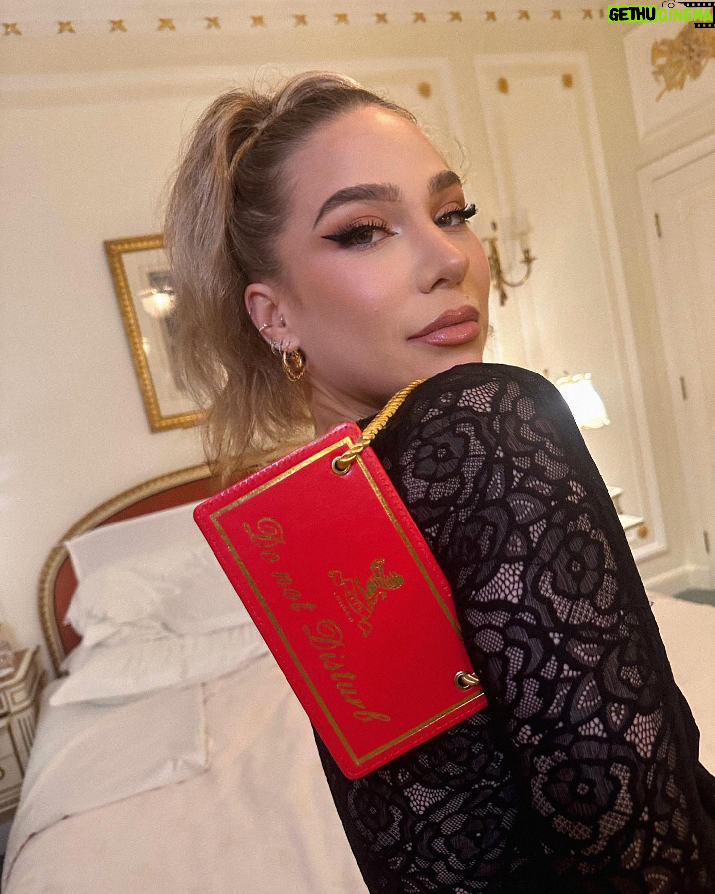 Océane Amsler Instagram - Petit week-end à Londres pour rester dans la chambre. Blague à part voici mes top 5 recommandations à Londres cet hiver: - TATTU LONDON @tattulondon - SKETCH @sketchlondon - MOULIN ROUGE MUSICAL - ESCAPE HUNT OXFORD ST - CHRISTMAS AFTERNOON TEA at ochre