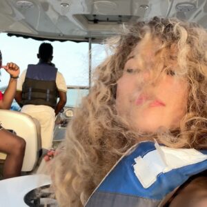 Océane Amsler Instagram - On s’amuse bien à Lagos avec mon Babycake 🇳🇬 J’adore être ici et en même temps j’ai trop hâte de rentrer 🤩 Je suis trop inspirée ✨🧚🏼‍♀️