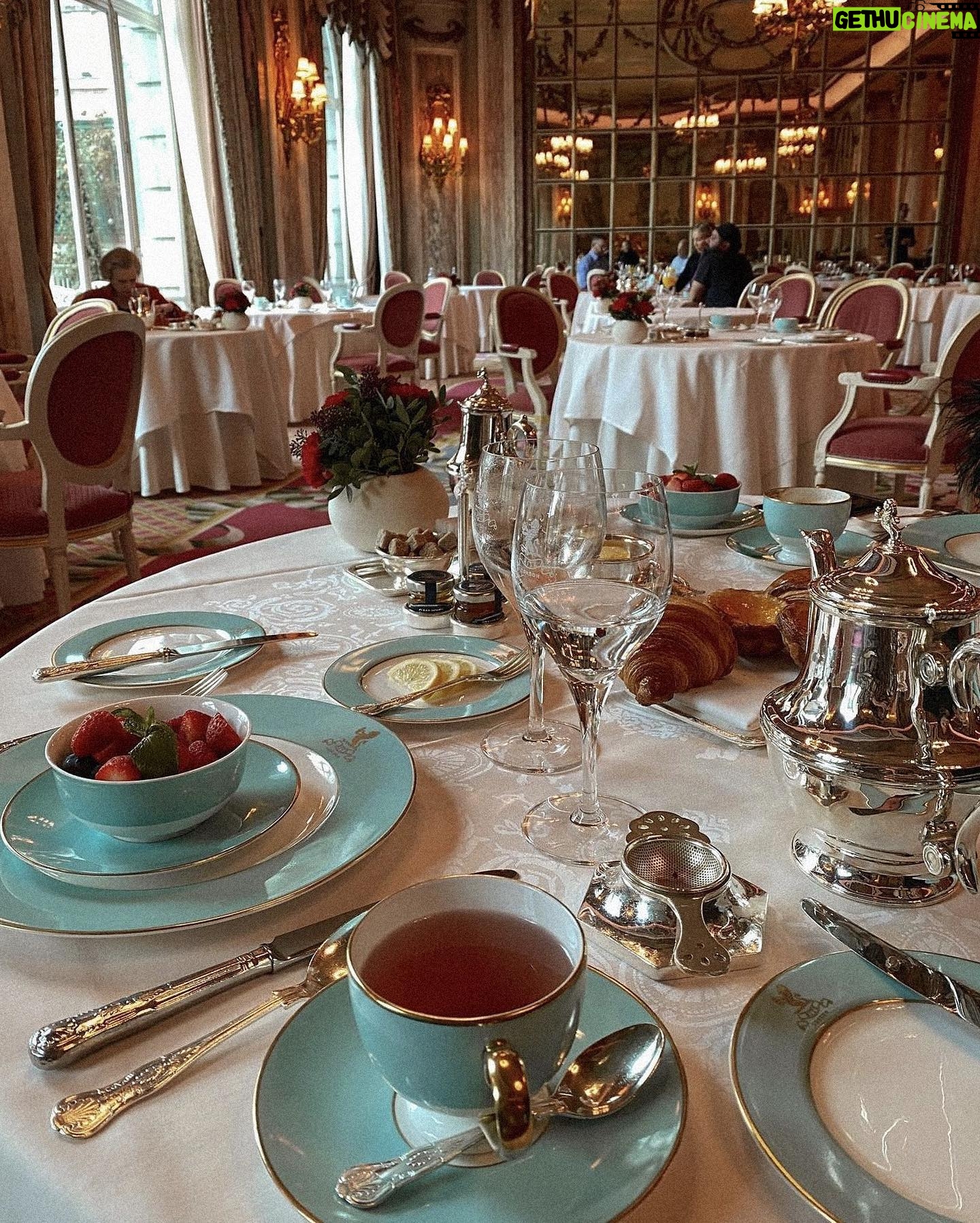 Océane Amsler Instagram - Petit week-end à Londres pour rester dans la chambre. Blague à part voici mes top 5 recommandations à Londres cet hiver: - TATTU LONDON @tattulondon - SKETCH @sketchlondon - MOULIN ROUGE MUSICAL - ESCAPE HUNT OXFORD ST - CHRISTMAS AFTERNOON TEA at ochre