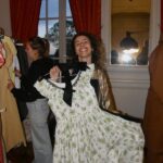 Océane Amsler Instagram - J’ai la chance de porter une robe de la série La Chronique Des Bridgerton qui a été porté par une des comédiennes 🤩 C’est vraiment fou!! Je vous prépare une vidéo très spéciale en collaboration avec @netflixfr qui sortira le 22 mai. Cette vidéo célèbre l’amour et met les femmes à l’honneur. Je vais emmener mon bien aimé @levraimotif dans plus de 14 dates que j’ai organisé comme la Lady Glabelton que je suis. Il a peur des chevaux mais on va faire de l’équitation 🐎J’ai peur du vide mais on va voler en montgolfière 🎈Merci à @quelaprod de nous accompagner dans tous nos projets vidéo ❤️