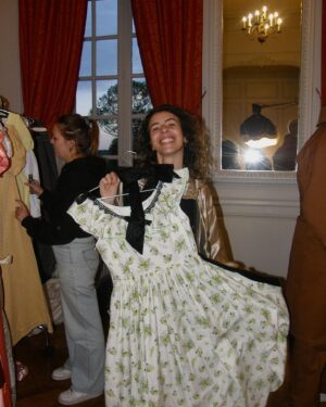 Océane Amsler Instagram - J’ai la chance de porter une robe de la série La Chronique Des Bridgerton qui a été porté par une des comédiennes 🤩 C’est vraiment fou!! Je vous prépare une vidéo très spéciale en collaboration avec @netflixfr qui sortira le 22 mai. Cette vidéo célèbre l’amour et met les femmes à l’honneur. Je vais emmener mon bien aimé @levraimotif dans plus de 14 dates que j’ai organisé comme la Lady Glabelton que je suis. Il a peur des chevaux mais on va faire de l’équitation 🐎J’ai peur du vide mais on va voler en montgolfière 🎈Merci à @quelaprod de nous accompagner dans tous nos projets vidéo ❤️
