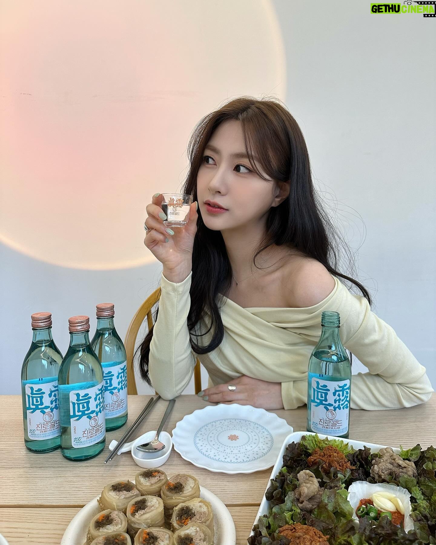 Oh Ha-young Instagram - #광고 진로에서 새롭게 출시된 진로골드🌸 국내산 쌀 100% 증류 원액이 들어가 부드러움의 황금비율을 구현해냈다고 하는데요 게다가 제로 슈거여서 더 부담 없이 마실 수 있어서 좋았어요! 진로의 마스코트 행운과 부의 상징 황금두꺼비와 함께 ‘로즈 골드’와 ‘에메랄드 블루’로 디자인된 라벨이 고급스럽고 영롱해서 플레이팅 하기에도 좋더라고요👏 진로골드는 전국 대형마트 및 편의점 등 다양한 곳에서 구매하실 수 있다고 하니 여러분도 사랑하는 친구 가족 애인과 맛있는 음식과 함께 페어링 하며 즐겨보세요🩷 (과하고 지나치지 않은 적당한 음주를 권장합니다☺) #진로골드 #부드러움의황금비율 #진로100주년 #하이트진로 #신상소주 #제로슈거