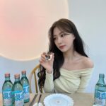 Oh Ha-young Instagram - #광고 진로에서 새롭게 출시된 진로골드🌸 국내산 쌀 100% 증류 원액이 들어가 부드러움의 황금비율을 구현해냈다고 하는데요 게다가 제로 슈거여서 더 부담 없이 마실 수 있어서 좋았어요! 진로의 마스코트 행운과 부의 상징 황금두꺼비와 함께 ‘로즈 골드’와 ‘에메랄드 블루’로 디자인된 라벨이 고급스럽고 영롱해서 플레이팅 하기에도 좋더라고요👏 진로골드는 전국 대형마트 및 편의점 등 다양한 곳에서 구매하실 수 있다고 하니 여러분도 사랑하는 친구 가족 애인과 맛있는 음식과 함께 페어링 하며 즐겨보세요🩷 (과하고 지나치지 않은 적당한 음주를 권장합니다☺) #진로골드 #부드러움의황금비율 #진로100주년 #하이트진로 #신상소주 #제로슈거