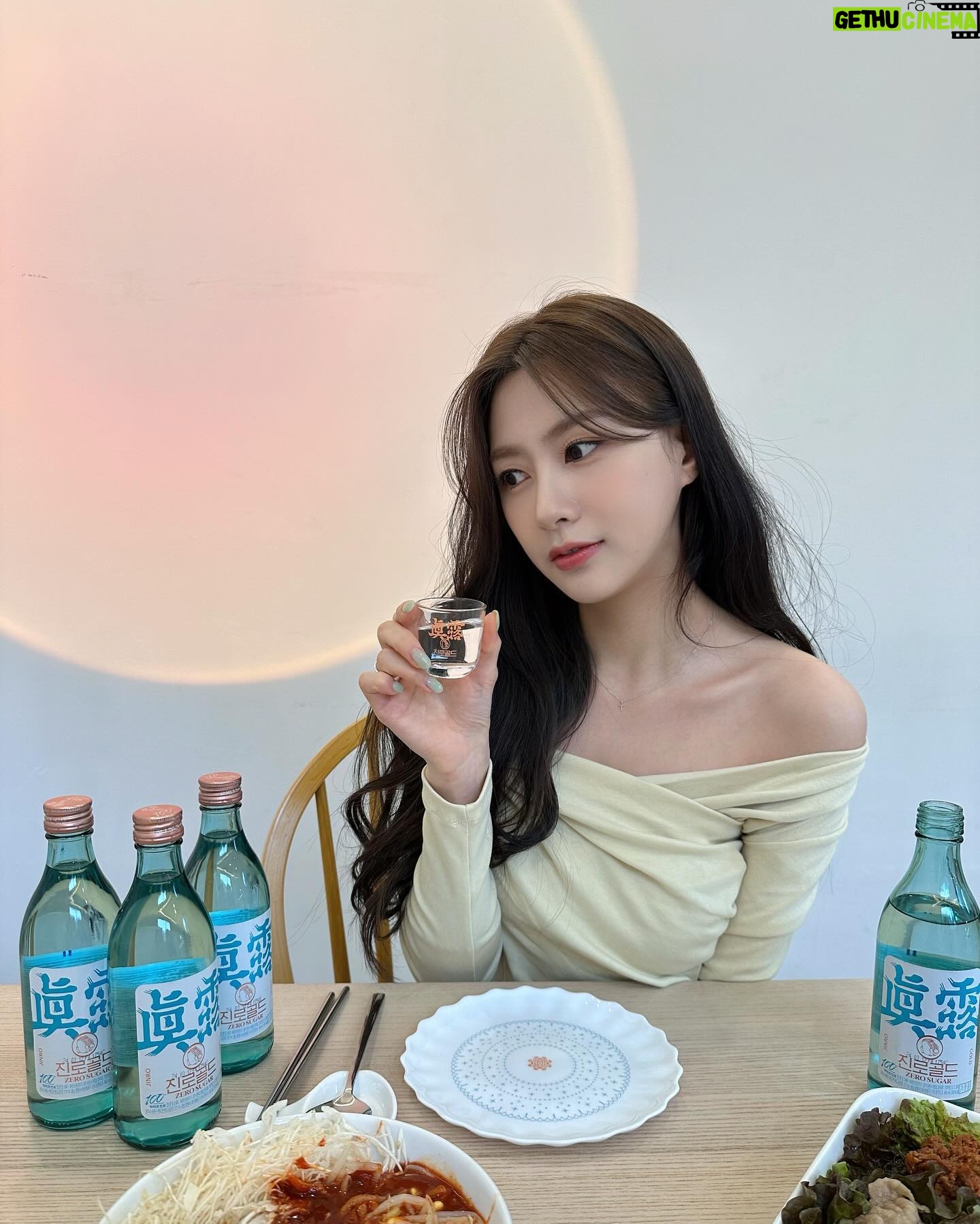 Oh Ha-young Instagram - #광고 진로에서 새롭게 출시된 진로골드🌸 국내산 쌀 100% 증류 원액이 들어가 부드러움의 황금비율을 구현해냈다고 하는데요 게다가 제로 슈거여서 더 부담 없이 마실 수 있어서 좋았어요! 진로의 마스코트 행운과 부의 상징 황금두꺼비와 함께 ‘로즈 골드’와 ‘에메랄드 블루’로 디자인된 라벨이 고급스럽고 영롱해서 플레이팅 하기에도 좋더라고요👏 진로골드는 전국 대형마트 및 편의점 등 다양한 곳에서 구매하실 수 있다고 하니 여러분도 사랑하는 친구 가족 애인과 맛있는 음식과 함께 페어링 하며 즐겨보세요🩷 (과하고 지나치지 않은 적당한 음주를 권장합니다☺) #진로골드 #부드러움의황금비율 #진로100주년 #하이트진로 #신상소주 #제로슈거