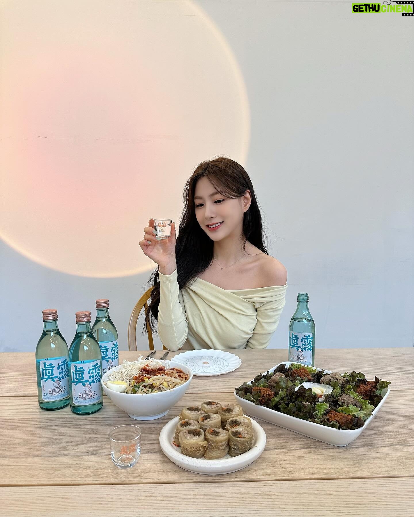 Oh Ha-young Instagram - #광고 진로에서 새롭게 출시된 진로골드🌸 국내산 쌀 100% 증류 원액이 들어가 부드러움의 황금비율을 구현해냈다고 하는데요 게다가 제로 슈거여서 더 부담 없이 마실 수 있어서 좋았어요! 진로의 마스코트 행운과 부의 상징 황금두꺼비와 함께 ‘로즈 골드’와 ‘에메랄드 블루’로 디자인된 라벨이 고급스럽고 영롱해서 플레이팅 하기에도 좋더라고요👏 진로골드는 전국 대형마트 및 편의점 등 다양한 곳에서 구매하실 수 있다고 하니 여러분도 사랑하는 친구 가족 애인과 맛있는 음식과 함께 페어링 하며 즐겨보세요🩷 (과하고 지나치지 않은 적당한 음주를 권장합니다☺) #진로골드 #부드러움의황금비율 #진로100주년 #하이트진로 #신상소주 #제로슈거