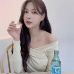 Oh Ha-young Instagram - #광고 진로에서 새롭게 출시된 진로골드🌸 국내산 쌀 100% 증류 원액이 들어가 부드러움의 황금비율을 구현해냈다고 하는데요 게다가 제로 슈거여서 더 부담 없이 마실 수 있어서 좋았어요! 진로의 마스코트 행운과 부의 상징 황금두꺼비와 함께 ‘로즈 골드’와 ‘에메랄드 블루’로 디자인된 라벨이 고급스럽고 영롱해서 플레이팅 하기에도 좋더라고요👏 진로골드는 전국 대형마트 및 편의점 등 다양한 곳에서 구매하실 수 있다고 하니 여러분도 사랑하는 친구 가족 애인과 맛있는 음식과 함께 페어링 하며 즐겨보세요🩷 (과하고 지나치지 않은 적당한 음주를 권장합니다☺) #진로골드 #부드러움의황금비율 #진로100주년 #하이트진로 #신상소주 #제로슈거