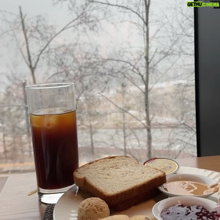 Oh Ha-young Instagram - 잘 가 내가 좋아하는 겨울 또 만나자🖐️❄️