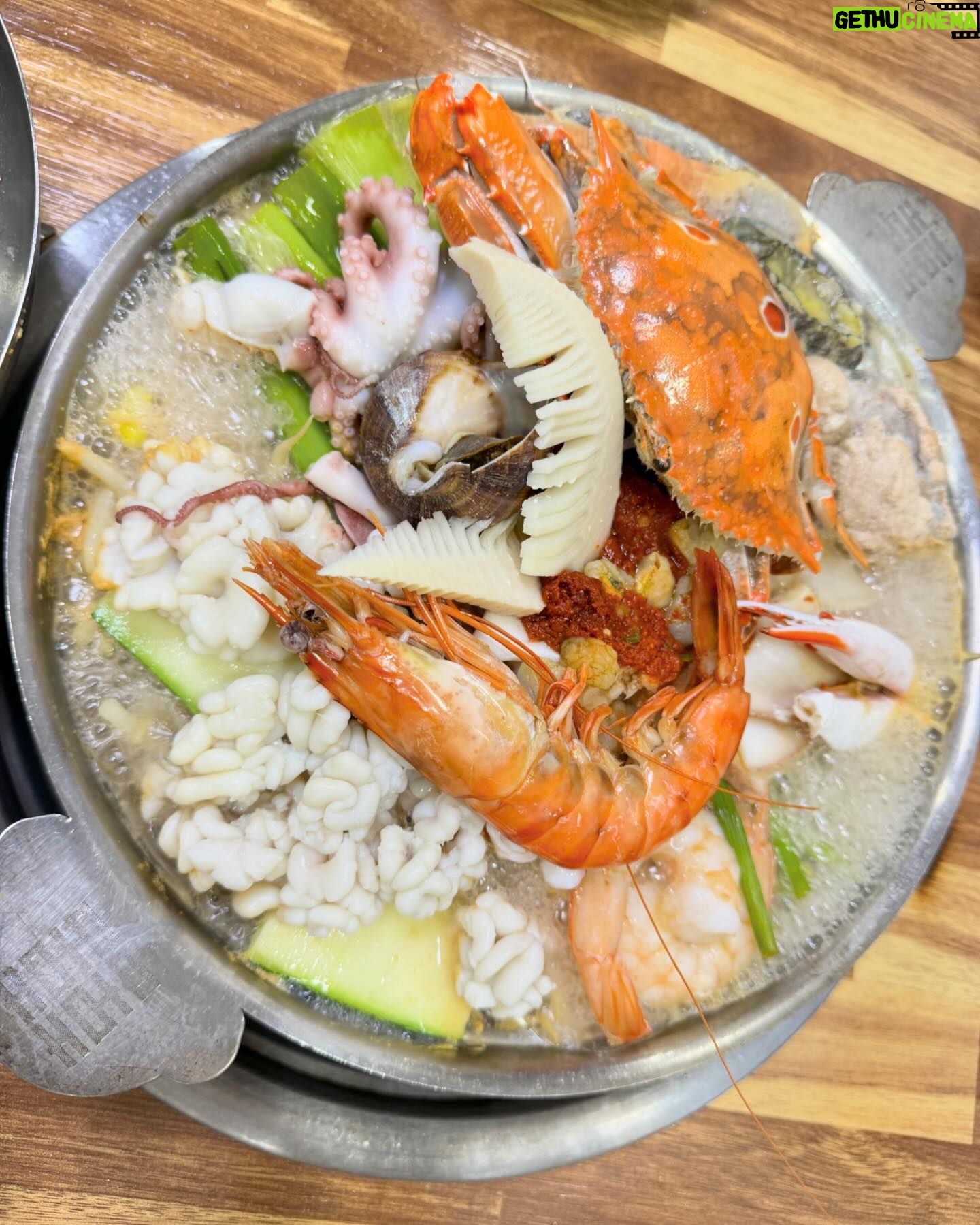 Oh Ha-young Instagram - 잘 가 내가 좋아하는 겨울 또 만나자🖐️❄️
