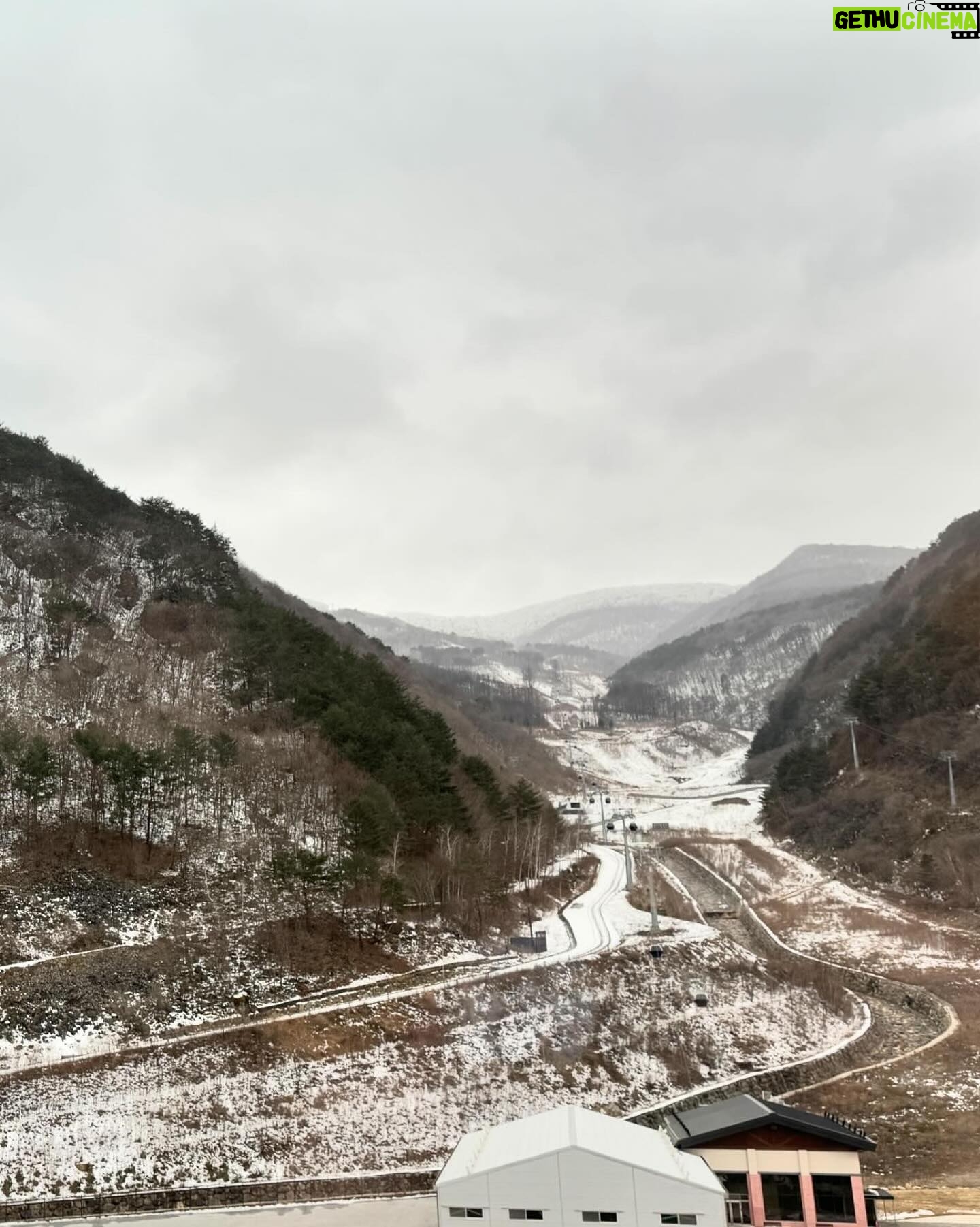 Oh Ha-young Instagram - 잘 가 내가 좋아하는 겨울 또 만나자🖐️❄️