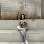 Oh Ha-young Instagram - 무표정 유지시간 1초 😐-😆