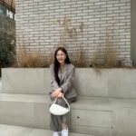 Oh Ha-young Instagram - 무표정 유지시간 1초 😐-😆