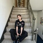 Oh Ha-young Instagram – #광고 빵 벤셔먼 양갈래= 완벽 블록코어👧🏻

#벤셔먼 #bensherman