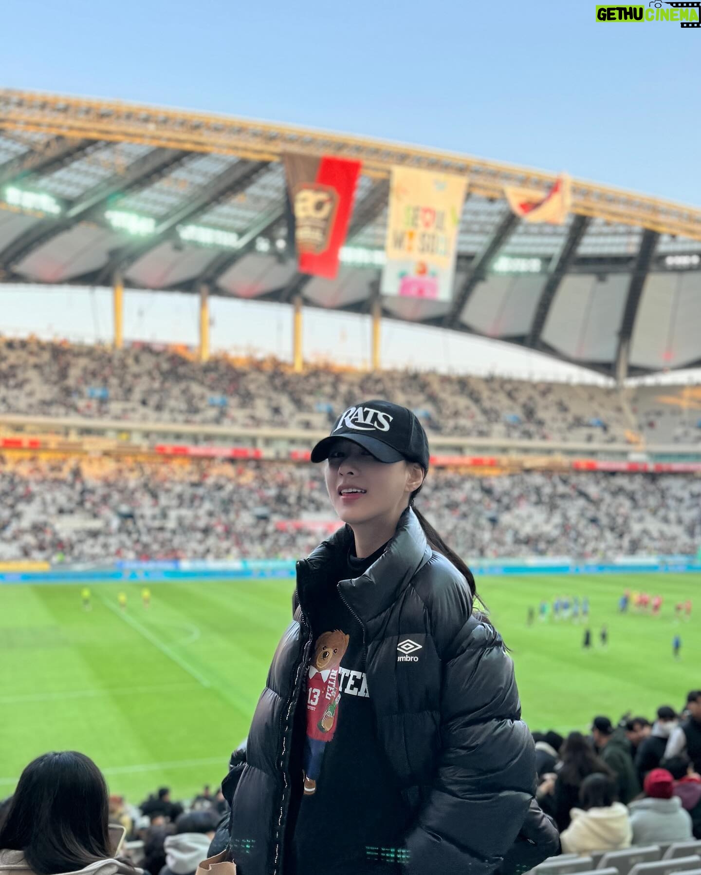 Oh Ha-young Instagram - 꽤 추운 날씨였지만 올해의 첫 직관이라 뭐든😝⚽️