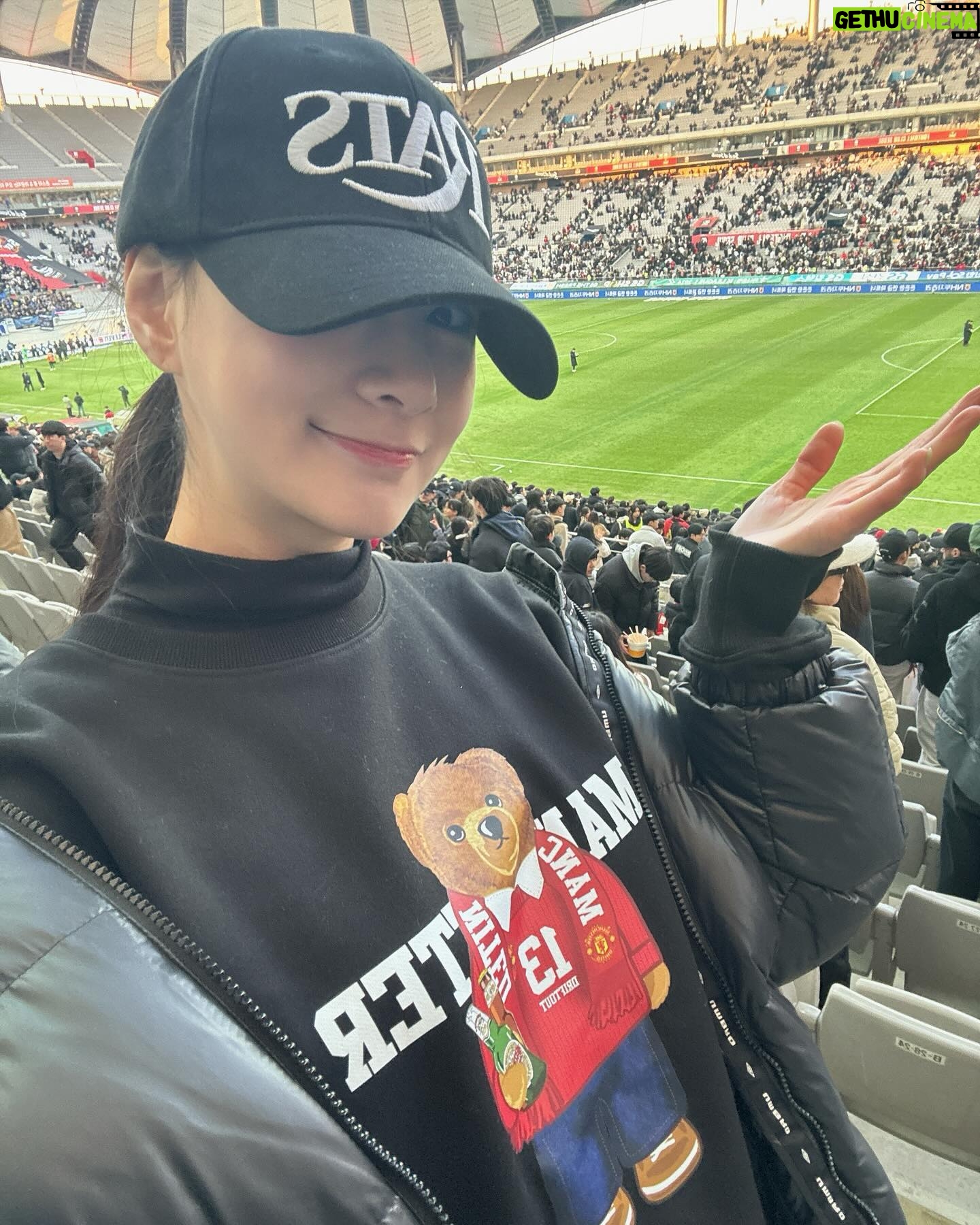 Oh Ha-young Instagram - 꽤 추운 날씨였지만 올해의 첫 직관이라 뭐든😝⚽️