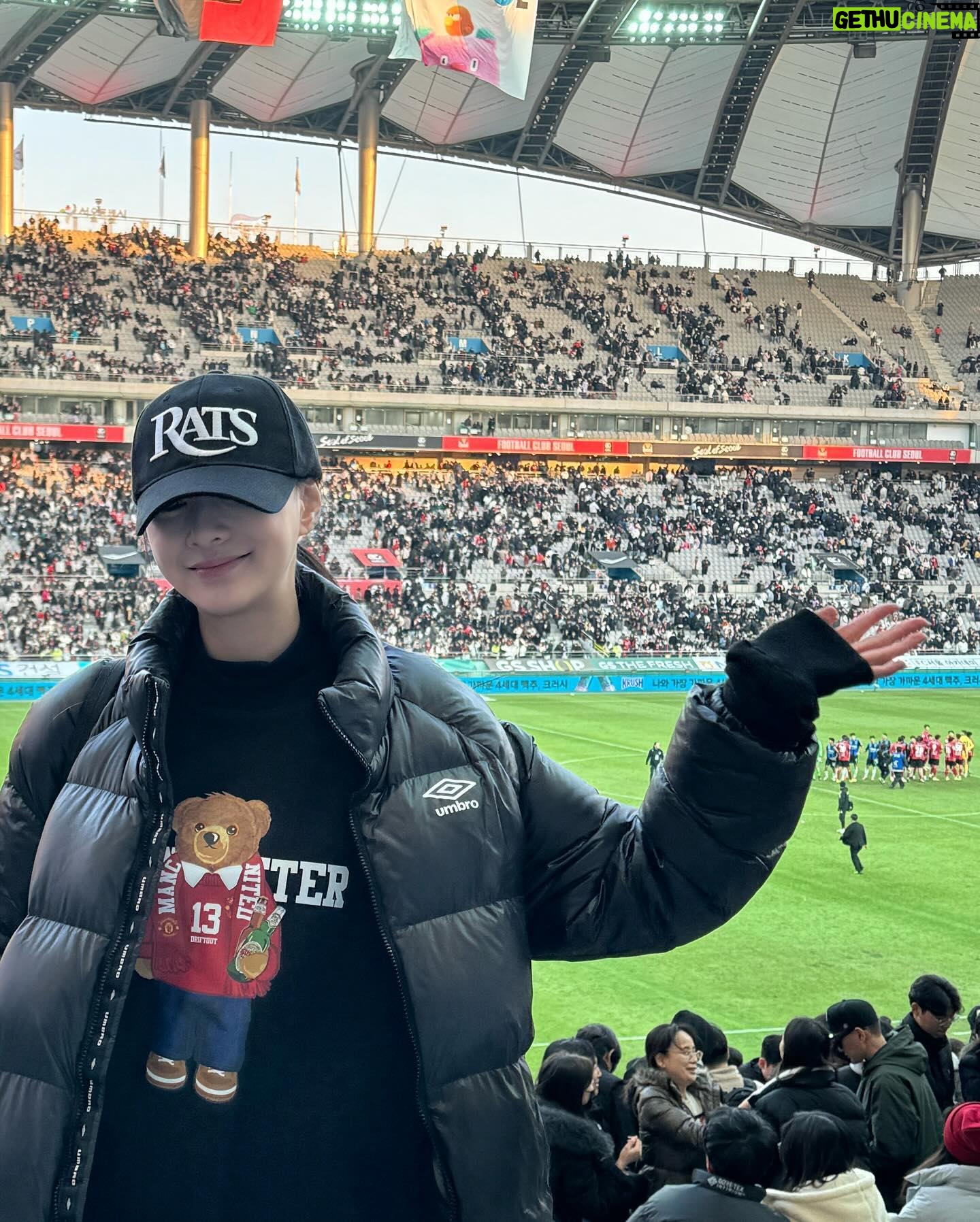 Oh Ha-young Instagram - 꽤 추운 날씨였지만 올해의 첫 직관이라 뭐든😝⚽️