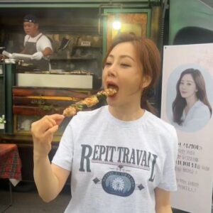 Oh Na-ra Instagram - 이건 너무 맛있잖아요~~#닭꼬치
#착한사나이 #드라마
