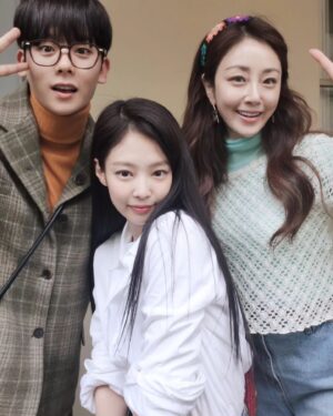Oh Na-ra Instagram - 오늘도 TV앞에서 대기중
#아파트404 #2회 #tvn #8시40분 
젠득이랑 정하랑