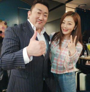 Oh Na-ra Instagram - 소문난 잔치에 먹을 것 엄청 많은 #범죄도시4 
#vip시사회🎬 #재미지다😆
동석오빠 최고에요!!! #마동석  그의 귀여움의 끝은 어디?