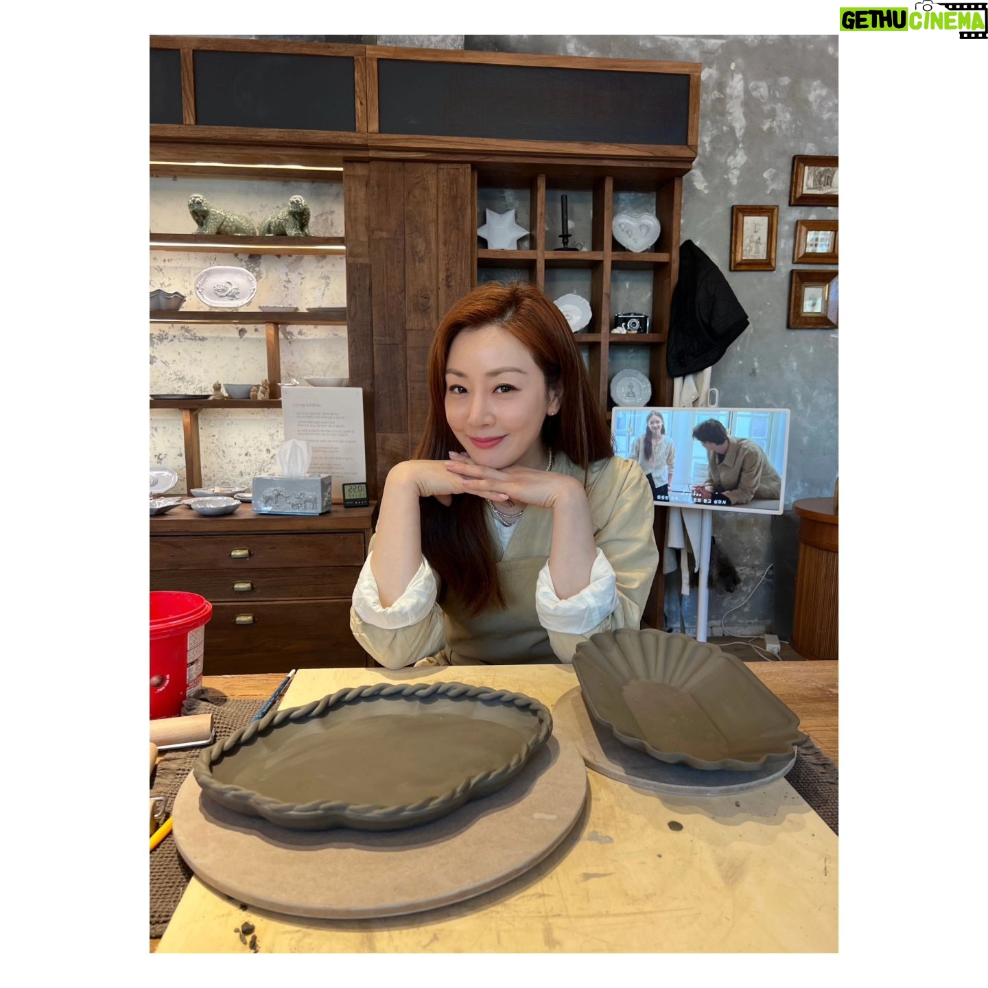 Oh Na-ra Instagram - 나만의 예쁜 그릇 만들기🫧 도자기공방 #원데이클래스 #베프👭 윗집 동생이랑 잼나게 만들고 왔어요🫠 한달뒤에 뽀얗게 만나자!!🍽
