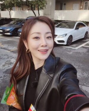 Oh Na-ra Instagram - 드디어 오늘 그날이 왔습니다.
#tvn 예능 #아파트404 
저도 궁금해서 미치겠어요~~~~~~~~
저녁 #8시40분 에 만나요🤗