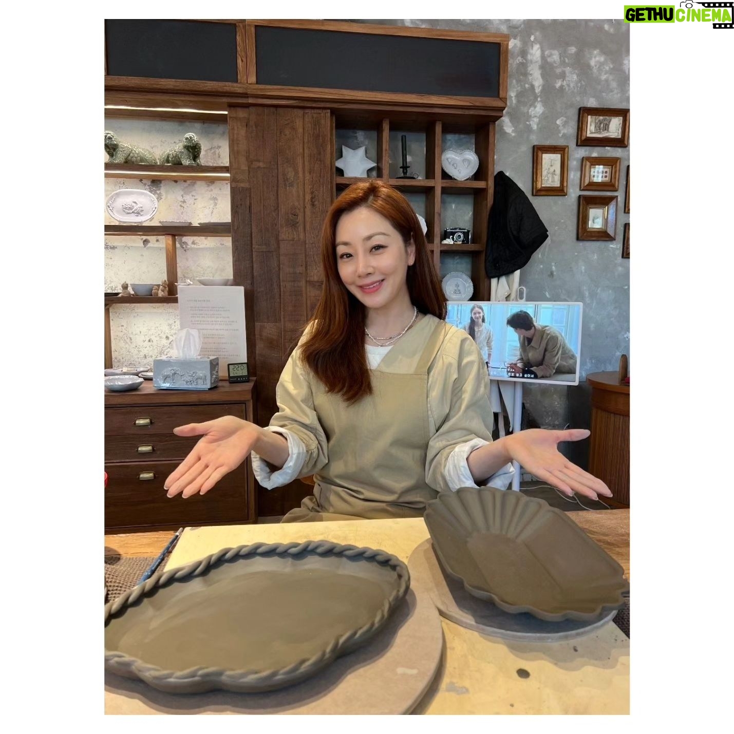 Oh Na-ra Instagram - 나만의 예쁜 그릇 만들기🫧 도자기공방 #원데이클래스 #베프👭 윗집 동생이랑 잼나게 만들고 왔어요🫠 한달뒤에 뽀얗게 만나자!!🍽