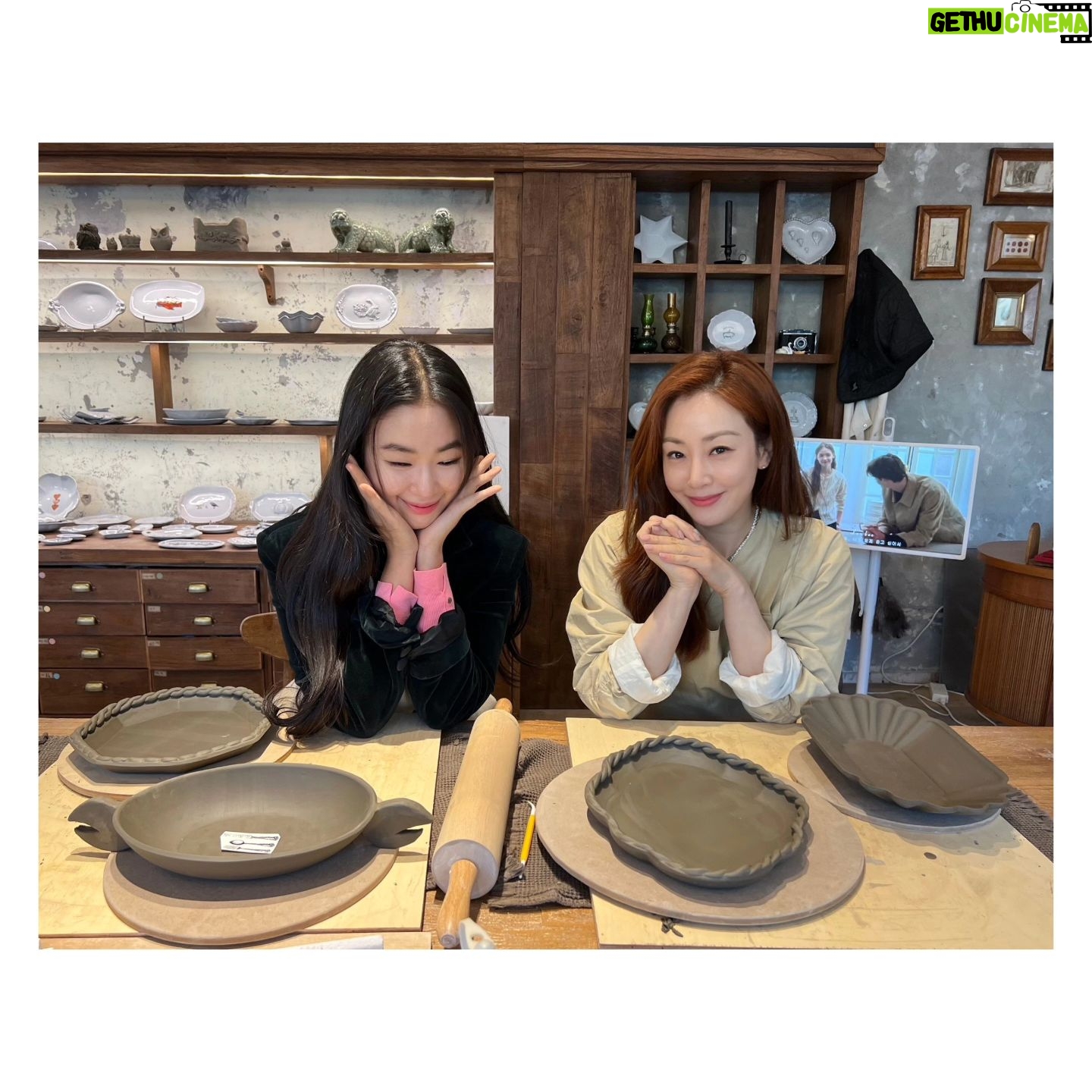 Oh Na-ra Instagram - 나만의 예쁜 그릇 만들기🫧 도자기공방 #원데이클래스 #베프👭 윗집 동생이랑 잼나게 만들고 왔어요🫠 한달뒤에 뽀얗게 만나자!!🍽