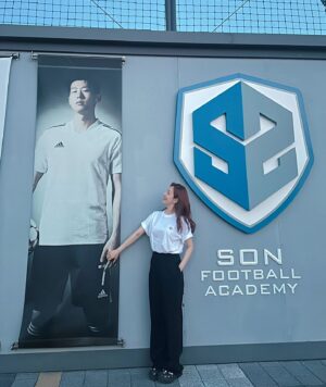Oh Na-ra Instagram - 맞다 여긴 춘천이였지?
춘천하면 #손흥민
촬영장 근처에서 만난 #소니 #sonny ⚽️
(♧다리 짤려서 다시 올림😅)