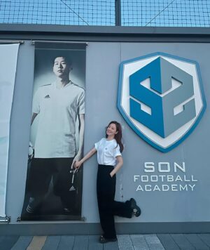 Oh Na-ra Instagram - 맞다 여긴 춘천이였지?
춘천하면 #손흥민
촬영장 근처에서 만난 #소니 #sonny ⚽️
(♧다리 짤려서 다시 올림😅)