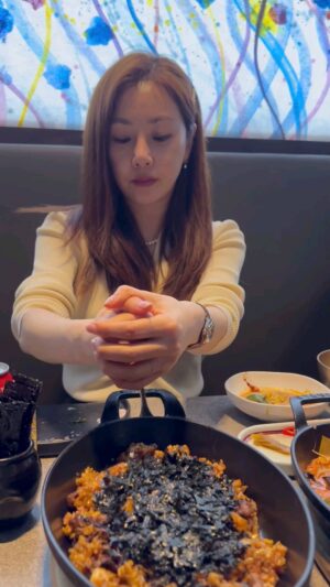 Oh Na-ra Instagram - 입 천창 다 까져도 견뎌낸다🌋🔥
#깍뚜기볶음밥🍳