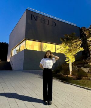 Oh Na-ra Instagram - 맞다 여긴 춘천이였지?
춘천하면 #손흥민
촬영장 근처에서 만난 #소니 #sonny ⚽️
(♧다리 짤려서 다시 올림😅)