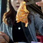 Oh Na-ra Instagram - 이번엔 치즈볶음밥이다!!🧀 모짜렐라 치즈 듬뿍넣은 볶음밥에 김치 둘둘 말아 한입에 꿀꺽🤭 #천상의맛