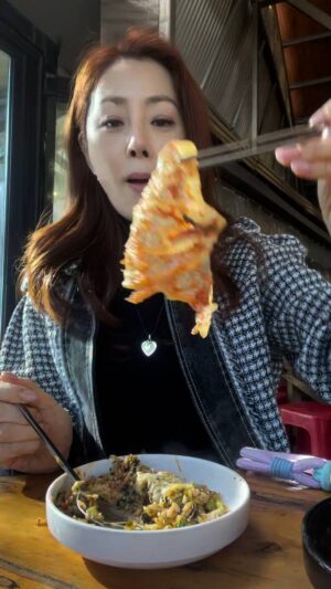 Oh Na-ra Instagram - 이번엔 치즈볶음밥이다!!🧀
모짜렐라 치즈 듬뿍넣은 볶음밥에 김치 둘둘 말아
한입에 꿀꺽🤭
#천상의맛