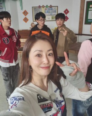 Oh Na-ra Instagram - 젠득이는 어디갔어🤫
이번엔 1999년도 핑클 컨셉
#아파트404 #3회 #8시40분 #tvn 에서 만나자🤗