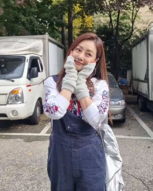 Oh Na-ra Instagram - 젠득이는 어디갔어🤫
이번엔 1999년도 핑클 컨셉
#아파트404 #3회 #8시40분 #tvn 에서 만나자🤗