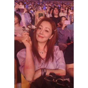 Oh Na-ra Instagram - #투모로우바이투게더콘서트 볼 때
#오페라글라스 챙겨가는 센스
연준이가 너무 예뻐!!
#아파트404 인연 #txt_연준