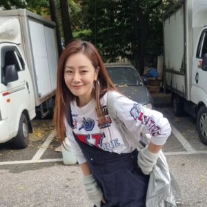 Oh Na-ra Instagram - 젠득이는 어디갔어🤫
이번엔 1999년도 핑클 컨셉
#아파트404 #3회 #8시40분 #tvn 에서 만나자🤗