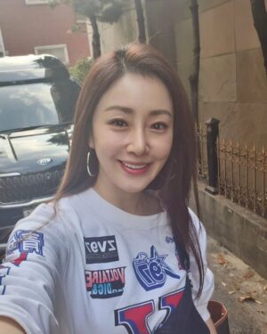 Oh Na-ra Instagram - 젠득이는 어디갔어🤫
이번엔 1999년도 핑클 컨셉
#아파트404 #3회 #8시40분 #tvn 에서 만나자🤗