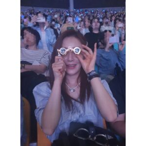 Oh Na-ra Instagram - #투모로우바이투게더콘서트 볼 때
#오페라글라스 챙겨가는 센스
연준이가 너무 예뻐!!
#아파트404 인연 #txt_연준