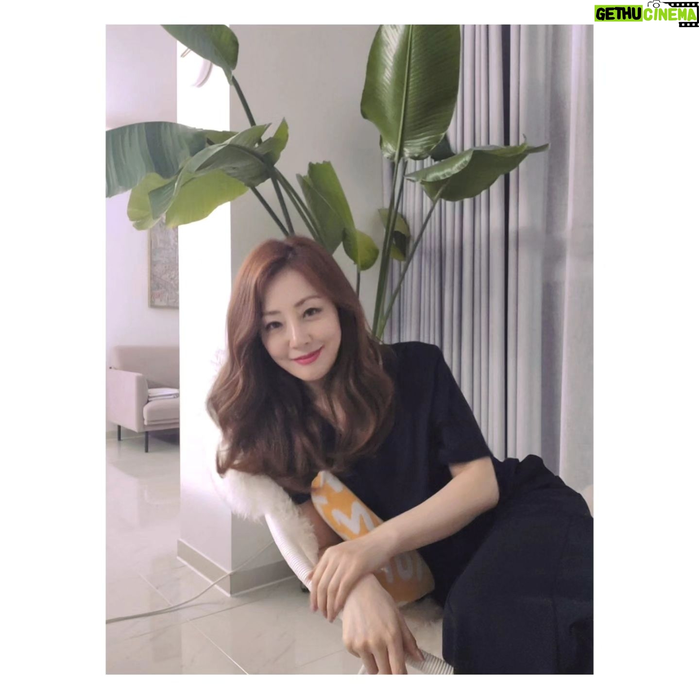 Oh Na-ra Instagram - 길었던 하루.. 이제 마칩니다 #퇴근했어요🙋♀️