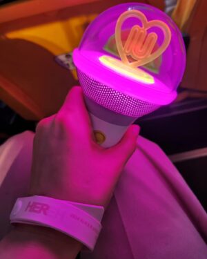 Oh Na-ra Instagram - 지안아 정희언니 왔다~
눈부시게 아름다왔던 아이유🧚‍♀️
증말 참 잘한다~~
4시간이 휘리릭!
#아이유콘써트#나의아저씨 #이지안 #정희