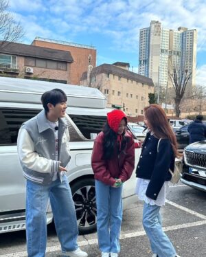 Oh Na-ra Instagram - 젠득이 귀여워 하는거에요.🤩
막내라인 정하 젠득이랑 함께하고파!
#응답하라1991 #강수지 님 컨셉
#아파트404