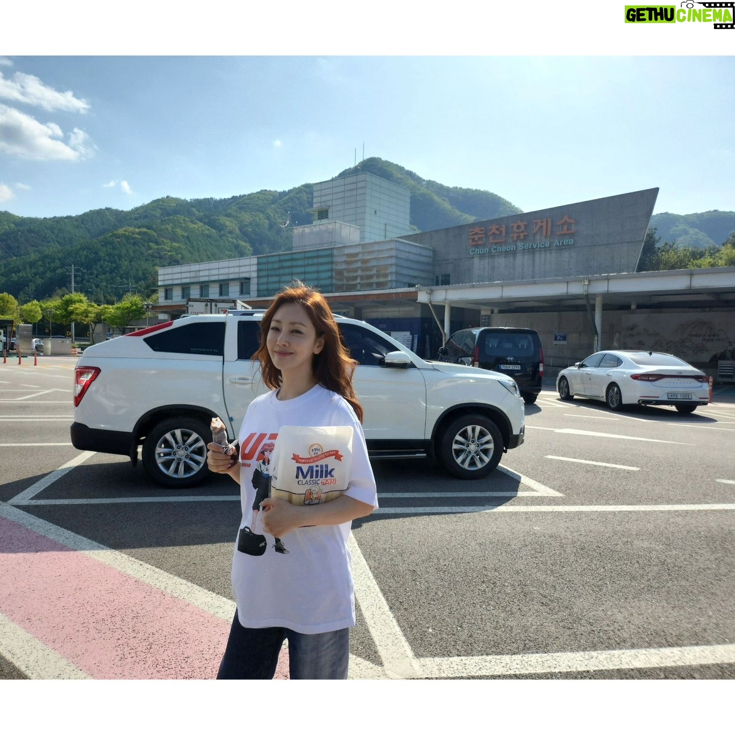 Oh Na-ra Instagram - 촬영도 잘 끝내고, 휴게소에서 득템하고, 달달한 아이스 먹음서 천천히 집에 돌아오는길. #춘천날씨는맑음🌞
