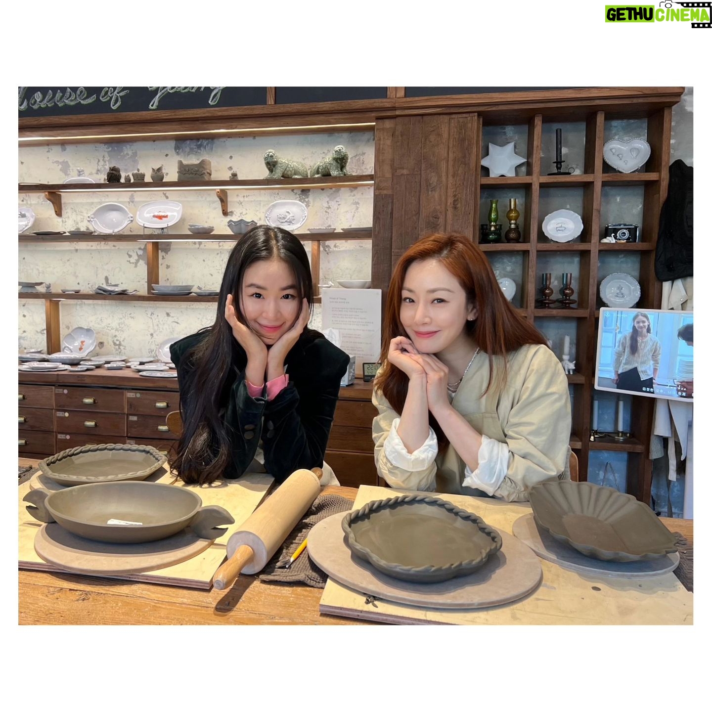 Oh Na-ra Instagram - 나만의 예쁜 그릇 만들기🫧 도자기공방 #원데이클래스 #베프👭 윗집 동생이랑 잼나게 만들고 왔어요🫠 한달뒤에 뽀얗게 만나자!!🍽