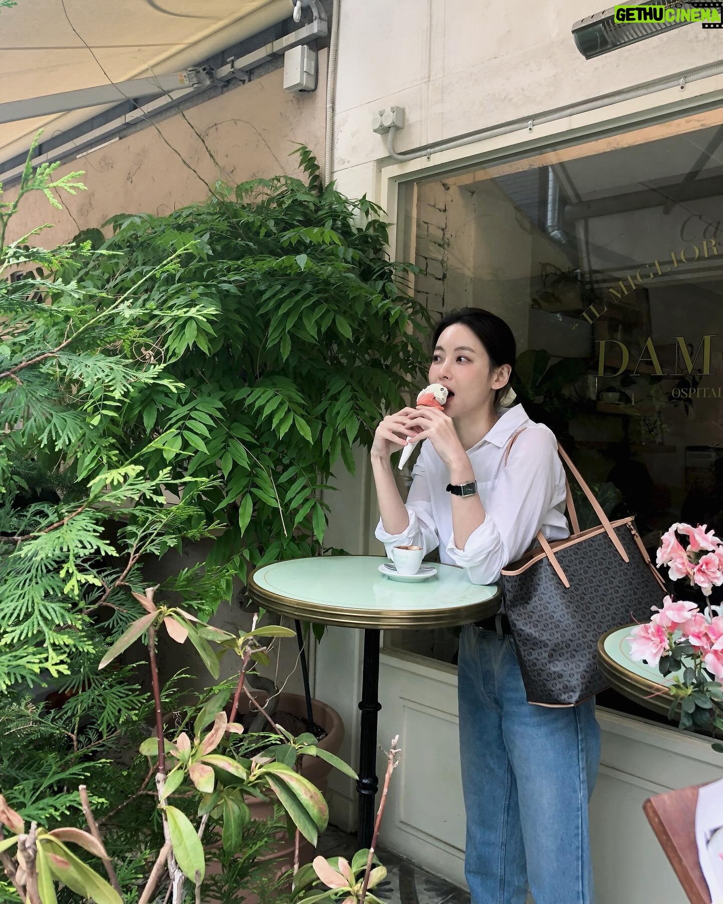 Oh Yeon-seo Instagram - 요즘 내가 좋아하는 조합 루이까또즈의 새로운 모노그램 라인 르퐁콜랙션과 함께 데일리룩 완성! 클래식하면서도 데일리로 들기 좋아요❤️ #광고 #louisquatorze #루이까또즈 #르퐁콜렉션 #쇼퍼백