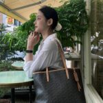 Oh Yeon-seo Instagram - 요즘 내가 좋아하는 조합 루이까또즈의 새로운 모노그램 라인 르퐁콜랙션과 함께 데일리룩 완성! 클래식하면서도 데일리로 들기 좋아요❤️ #광고 #louisquatorze #루이까또즈 #르퐁콜렉션 #쇼퍼백
