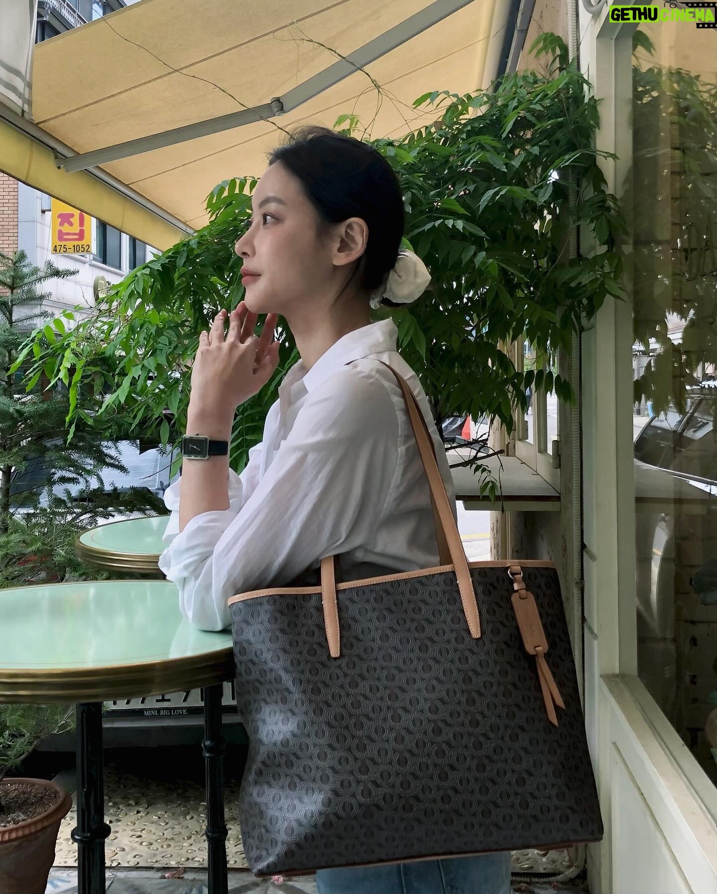 Oh Yeon-seo Instagram - 요즘 내가 좋아하는 조합 루이까또즈의 새로운 모노그램 라인 르퐁콜랙션과 함께 데일리룩 완성! 클래식하면서도 데일리로 들기 좋아요❤️ #광고 #louisquatorze #루이까또즈 #르퐁콜렉션 #쇼퍼백