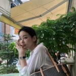 Oh Yeon-seo Instagram - 요즘 내가 좋아하는 조합 루이까또즈의 새로운 모노그램 라인 르퐁콜랙션과 함께 데일리룩 완성! 클래식하면서도 데일리로 들기 좋아요❤️ #광고 #louisquatorze #루이까또즈 #르퐁콜렉션 #쇼퍼백