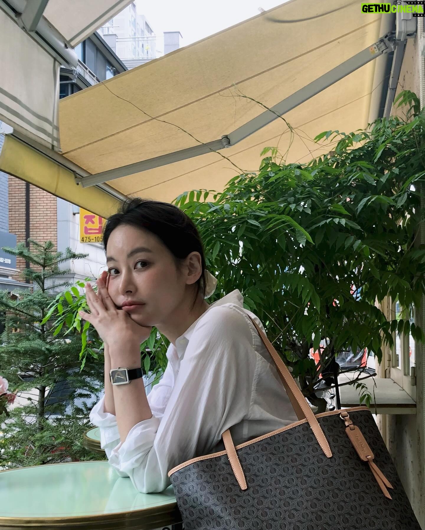 Oh Yeon-seo Instagram - 요즘 내가 좋아하는 조합 루이까또즈의 새로운 모노그램 라인 르퐁콜랙션과 함께 데일리룩 완성! 클래식하면서도 데일리로 들기 좋아요❤️ #광고 #louisquatorze #루이까또즈 #르퐁콜렉션 #쇼퍼백
