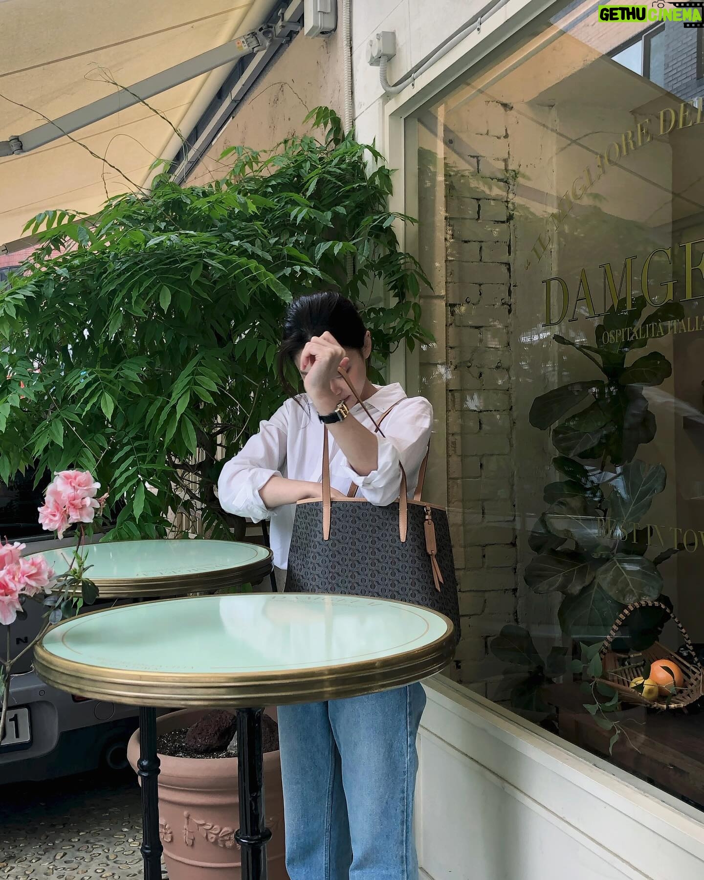 Oh Yeon-seo Instagram - 요즘 내가 좋아하는 조합 루이까또즈의 새로운 모노그램 라인 르퐁콜랙션과 함께 데일리룩 완성! 클래식하면서도 데일리로 들기 좋아요❤️ #광고 #louisquatorze #루이까또즈 #르퐁콜렉션 #쇼퍼백