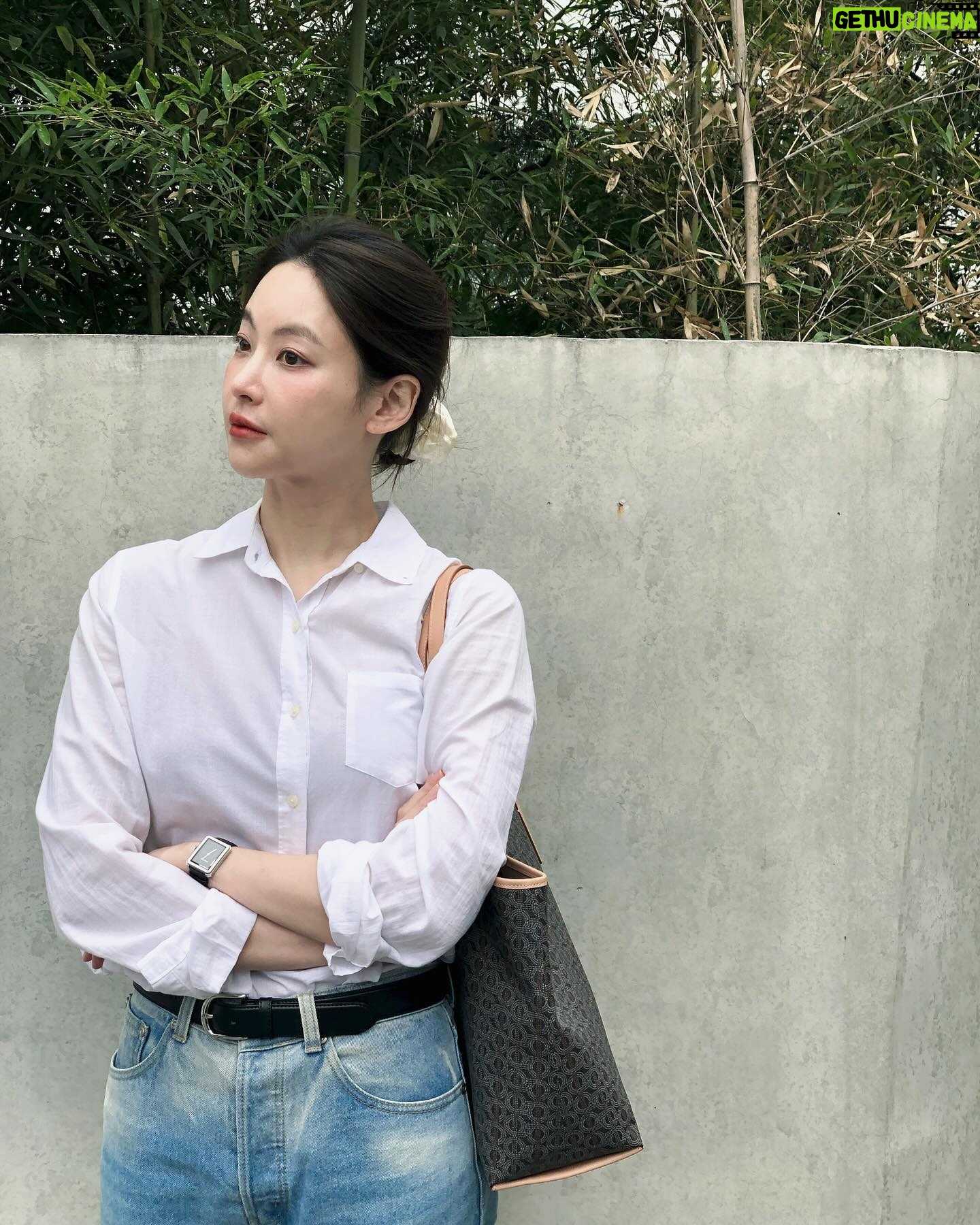 Oh Yeon-seo Instagram - 요즘 내가 좋아하는 조합 루이까또즈의 새로운 모노그램 라인 르퐁콜랙션과 함께 데일리룩 완성! 클래식하면서도 데일리로 들기 좋아요❤️ #광고 #louisquatorze #루이까또즈 #르퐁콜렉션 #쇼퍼백